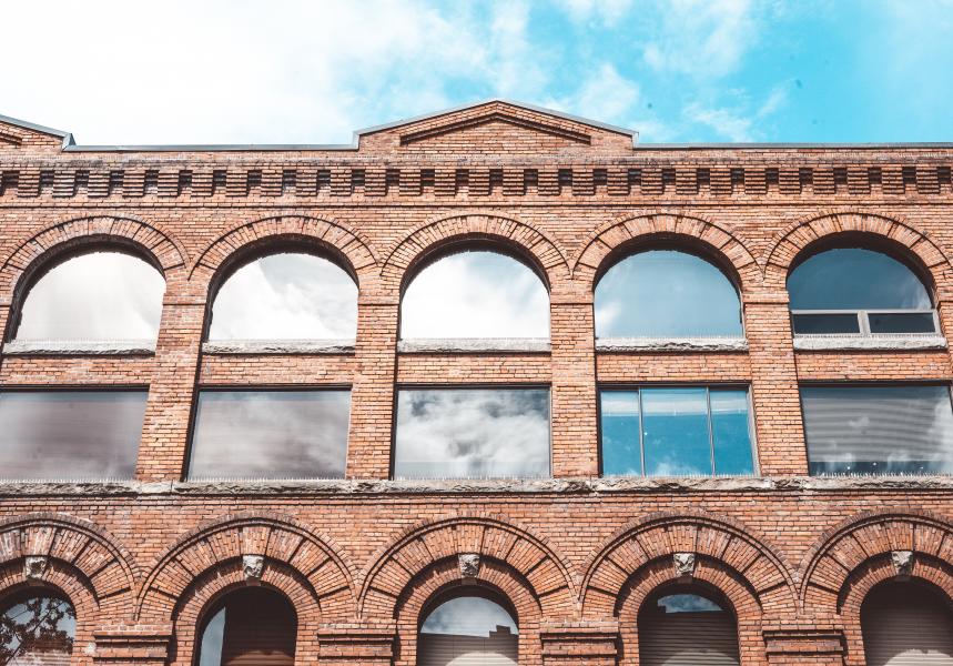 Foto: Unsplash Transformationsimmobilien sind meist umgenutzte und revitalisierte Gewerbeliegenschaften. Der Red-Brick-Charakter birgt viel kreatives Potenzial.