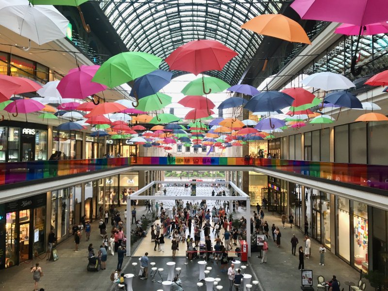 Einzelhändler lassen sich was einfallen, um die Frequenz zu erhöhen. In der Mall of Berlin beispielsweise wird regelmäßig getanzt.