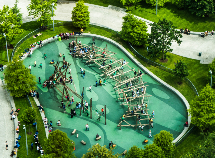 Foto: Unsplash Ein für alle Altersgruppen lebenswertes Quartier mit Begegnungsräumen – ein wichtiges Ziel, nicht erst seit ESG-Kriterien Investments steuern sollen.