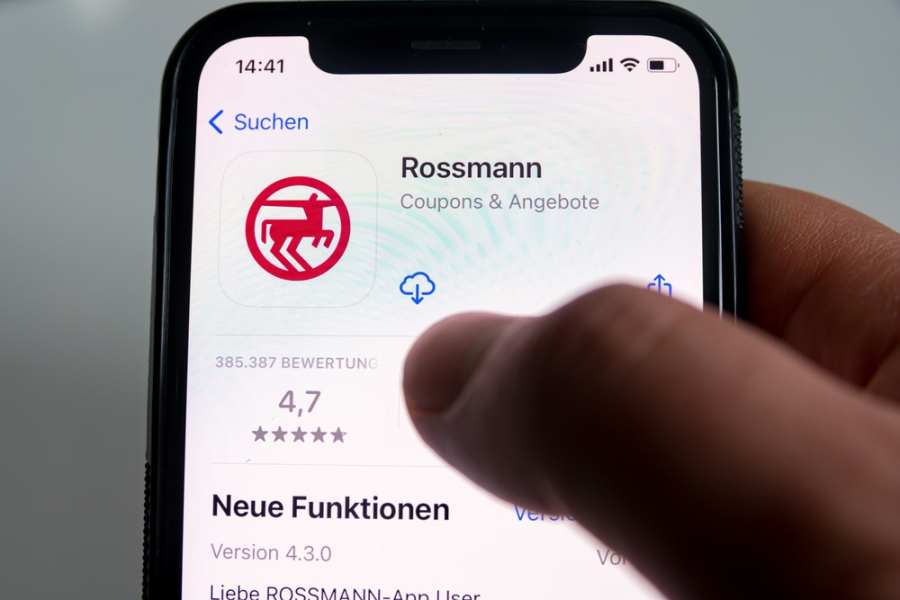 Foto: Shutterstock Schnäppchen in der App? Vor allem Rossmann und dm nutzen Online-Kanäle und erreichen darüber immer mehr Kunden.