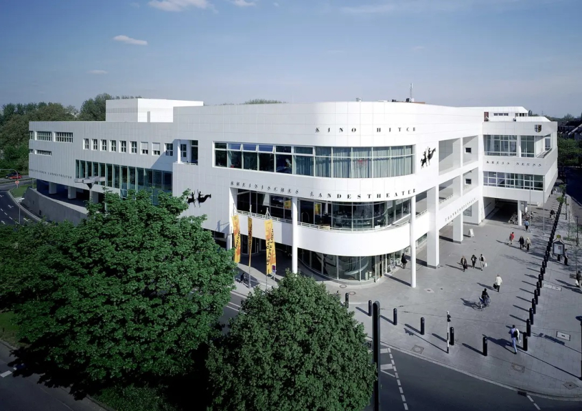 Foto: Rheinisches Landestheater Neuss Vorreiter: Nach dem Aus des Horten-Warenhauses wurde hier bereits um 2000 ein Kultur- und Verwaltungszentrum etabliert.