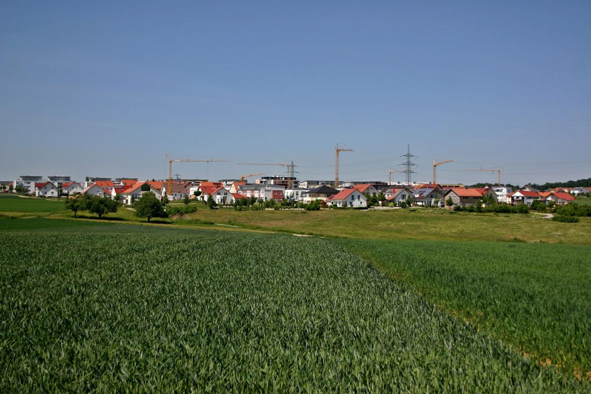 Der Trend ins Umland ist schon seit mehreren Jahren zu beobachten. Ein Mangel an Grundstücken in den Metropolen ist der Hauptgrund dafür.