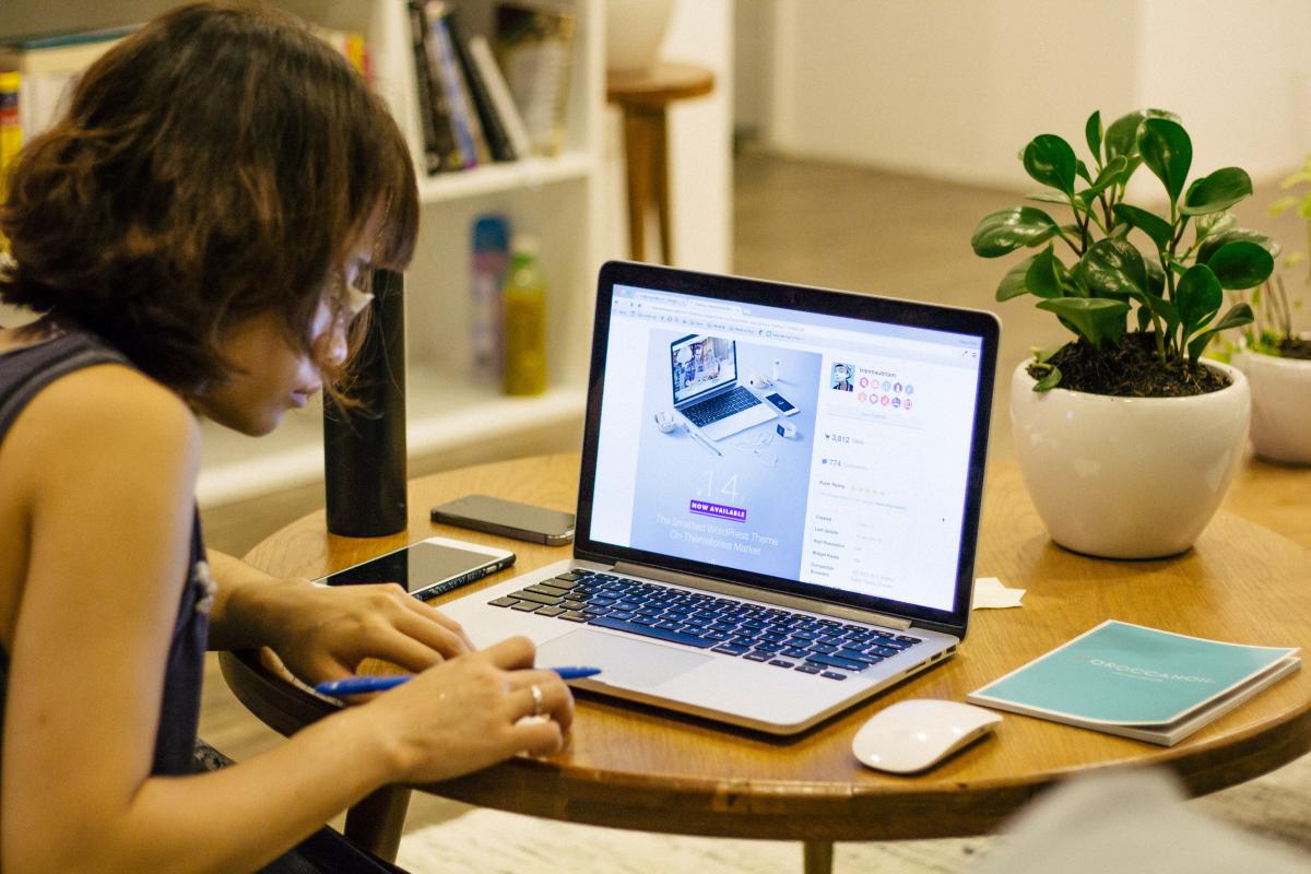 Foto: Tran Mau Tri Tam, unsplash Online-Studium ist nur ein Corona-Effekt. Insbesondere die wichtige Zielgruppe ausländischer Studierender bleibt oftmals zuhause.