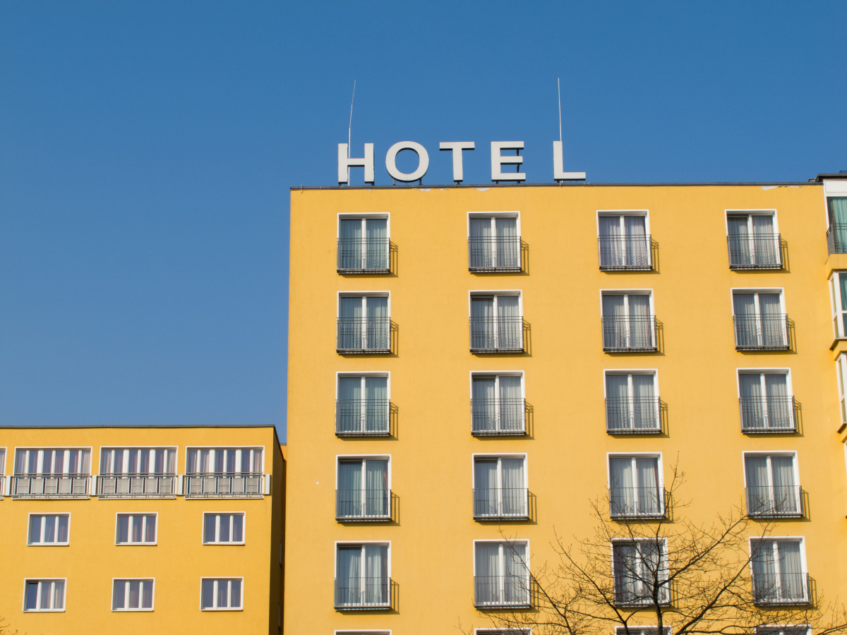 Zwar sind wieder viele Touristen auf Achse – aber viele Hotels sind noch lange nicht auf Vor-Corona-Niveau; es fehlen u.a. Geschäftsreisende und Messegäste.
