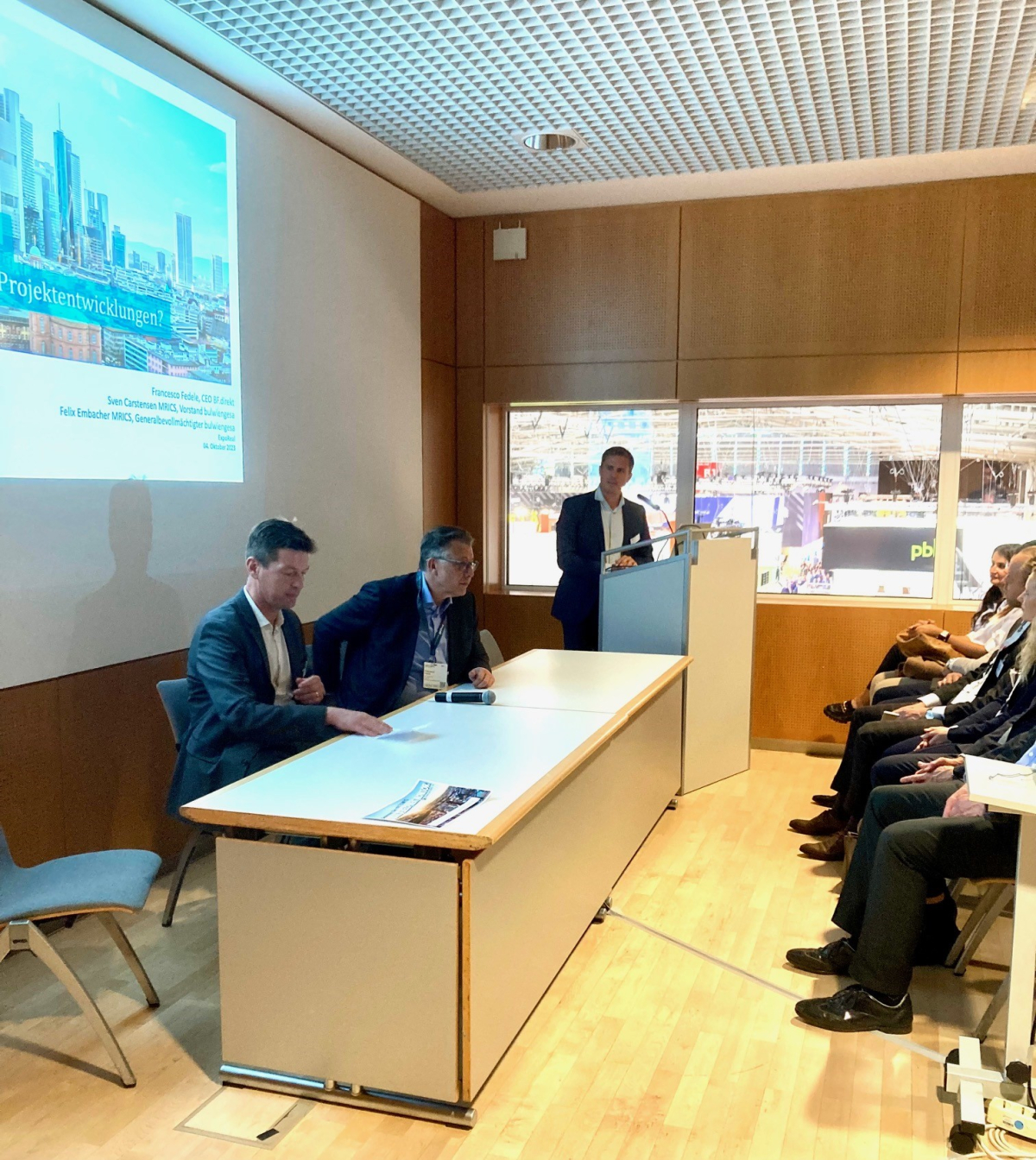 Sven Carstensen (bulwiengesa), Francesco Fedele (BF.direkt) und Felix Embacher (bulwiengesa), v.l.n.r., zeigten und diskutierten die Ergebnisse zum deutschen Projektentwicklermarkt.