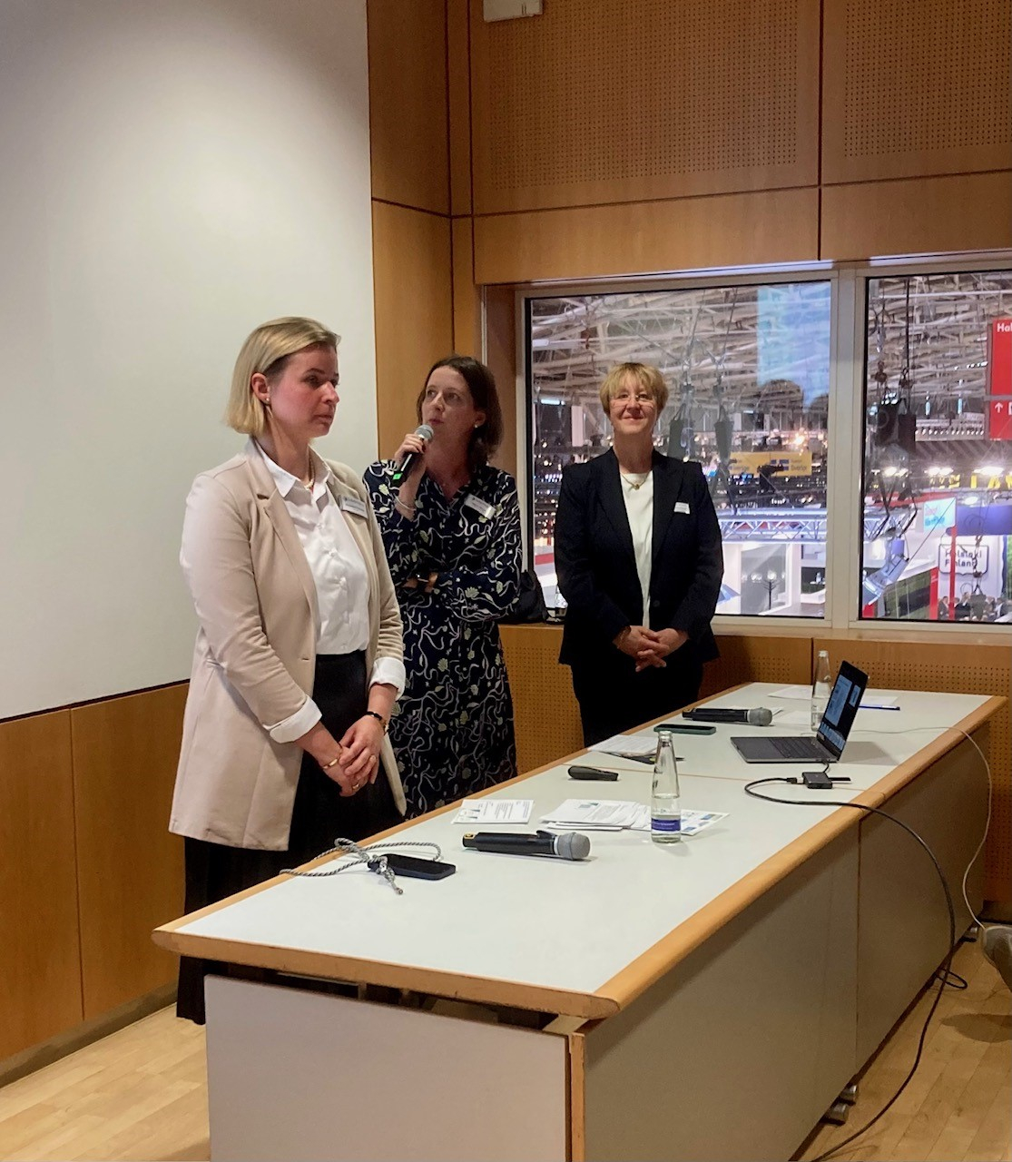 Christiane Fremerey, Sabine Hirtreiter, Dr. Heike Piasecki (alle bulwiengesa, v.l.n.r.) präsentierten neueste Zahlen und Fakten zum Markt für Seniorenimmobilien.