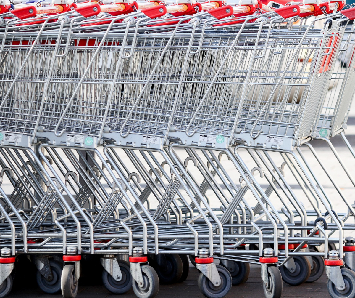 Einen Einkaufswagen zu befüllen kostet deutlich mehr als noch vor einem Jahr. Die Discounter haben großen Zulauf.