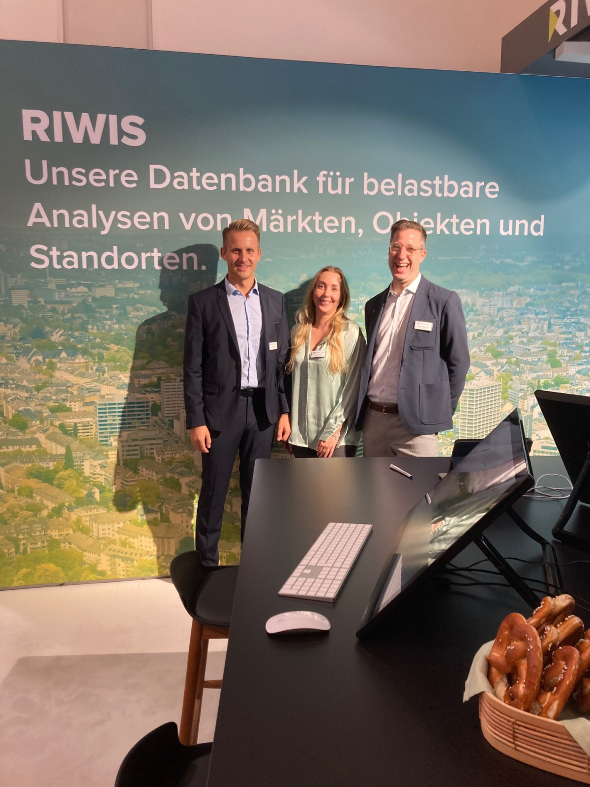 Max Witte, Sanela Rapaic und Björn Bordscheck vom RIWIS-Team, das unermüdlich allen Interessierten unseren Datenkosmos zeigte.